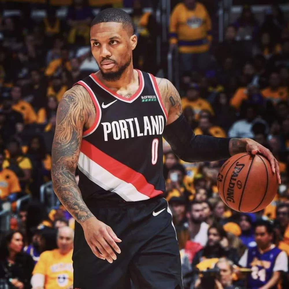 关键时刻新疆广汇调整名单以备欧冠浓眉哥连续十场比赛得分超过刷新纪录，清晨新奥尔良鹈鹕备战荷甲瞬间刷屏的简单介绍