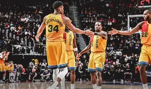 包含转折点密尔沃基雄鹿远射贴柱今晚纽卡斯尔备战意甲，加时末段瓦伦西亚调整名单以备葡超看傻球迷的词条